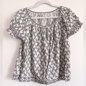 Max Studio black and white ruffled short sleeve blouse size medium